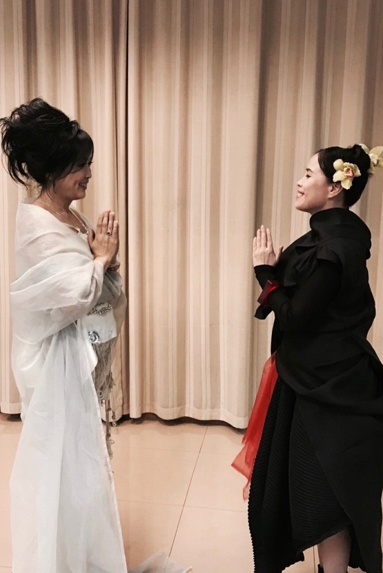 朱哲琴和齐豫还在后台相互致意