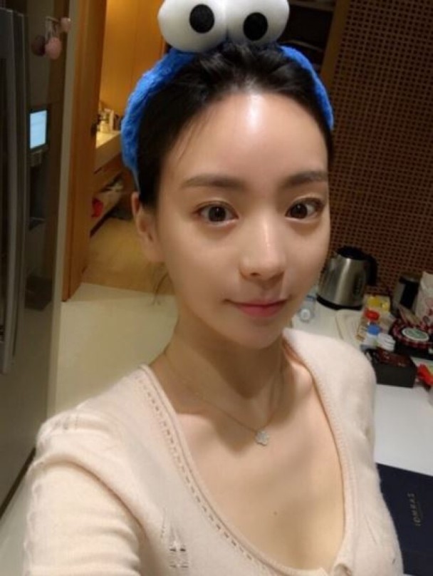 黄荷娜改社交账号名暗示下月10号嫁朴有天