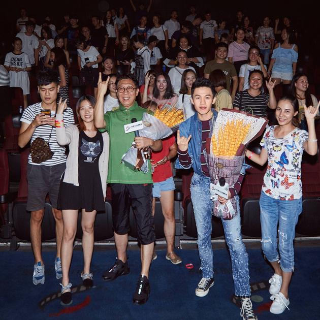 李鸿其与现场观众合影