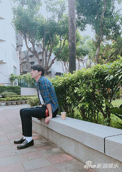 颜值不够不敢这么穿 任言恺黑鞋配白袜穿出时尚感