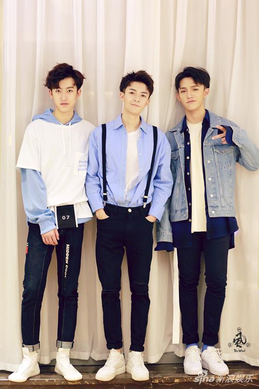 十二星宿风之少年曝光微蓝色系写真尽显初秋风尚