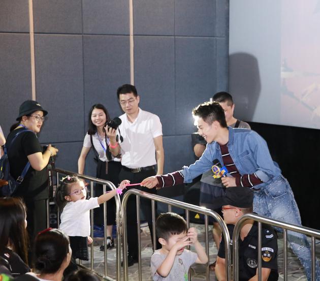 李鸿其与小女孩亲切互动