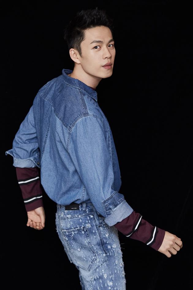 李鸿其牛仔装扮酷帅休闲