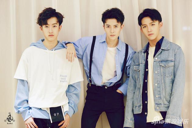 十二星宿风之少年曝光微蓝色系写真尽显初秋风尚