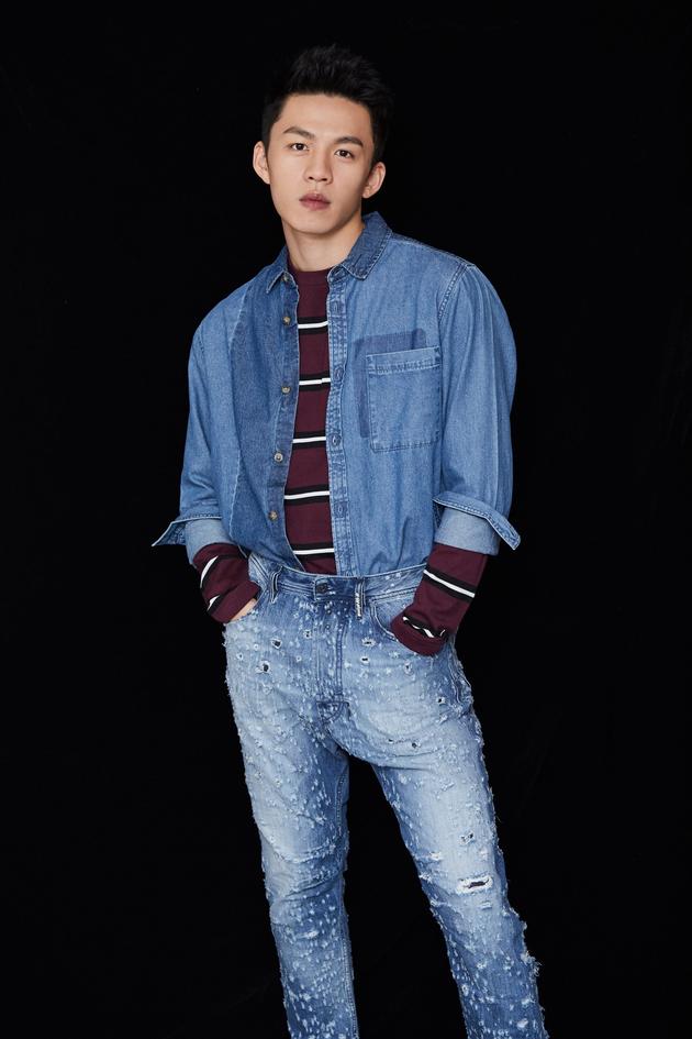 李鸿其尽显阳光帅气