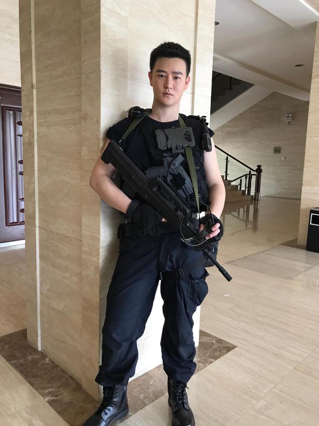 闻钦在《特别有种》中出演刚毅特警