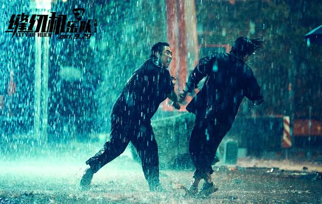 《缝纫机乐队》大鹏和乔杉雨中争执