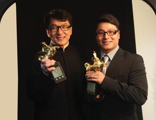 成龙与伍刚(资料图)