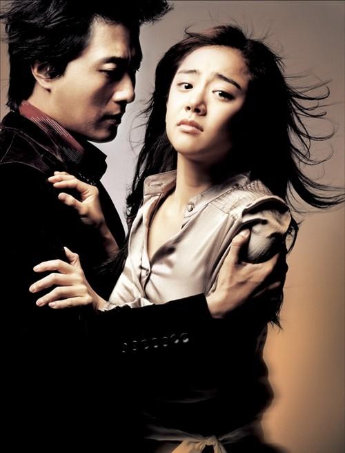 julien(金柱赫饰)是某夜总会的金牌男招待.