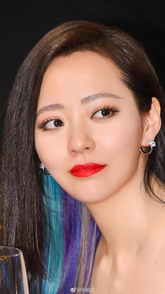张靓颖晒五彩头发 吐槽:染的越鲜艳 退得越显眼|张靓颖|五彩头发|红唇