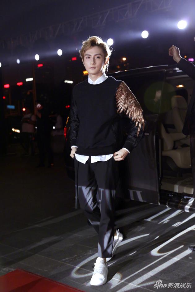 黄靖翔出席芭莎艺术大展领衔二次元破界时尚圈