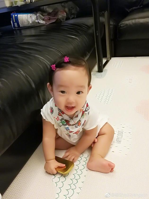 女儿单眼皮薄嘴唇像极爸爸 杨云直呼是"小杨威"