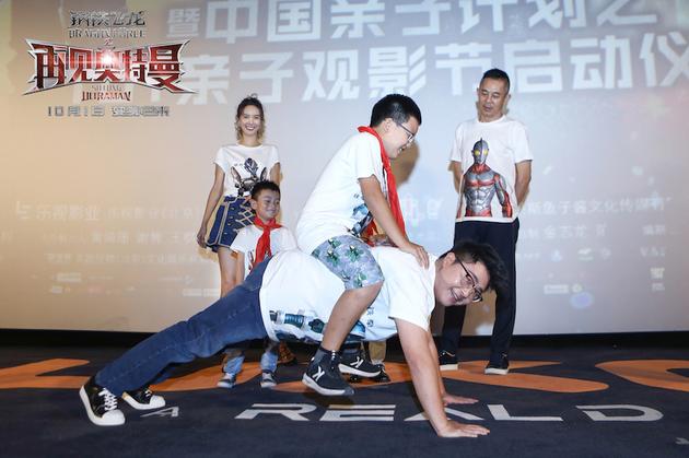 郝劭文做俯卧撑