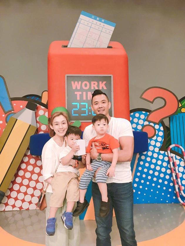 范玮琪带娃欣赏街头艺人唱自己的歌曲