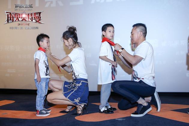 侯勇金晨系红领巾