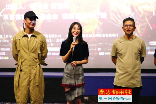 主创们现身广州看片会。