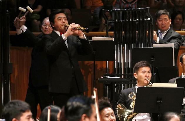 音乐总监余隆、前任团长余其铿和现任团长陈擎同台演奏