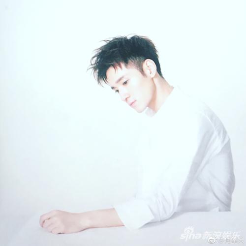 何奉天白衬衫帅照