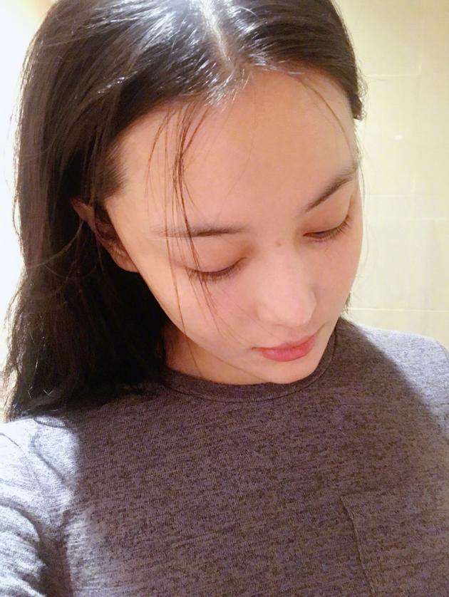 张馨予素颜自拍颜值仍在线 眼神呆萌痘印抢镜