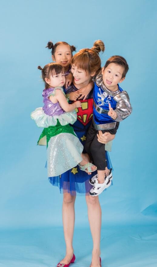 蒋丽莎一人独自带三娃受封超人妈妈