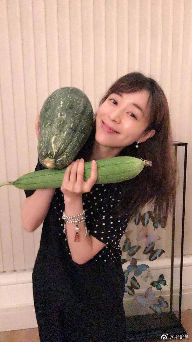 张静初与南瓜和丝瓜比萌