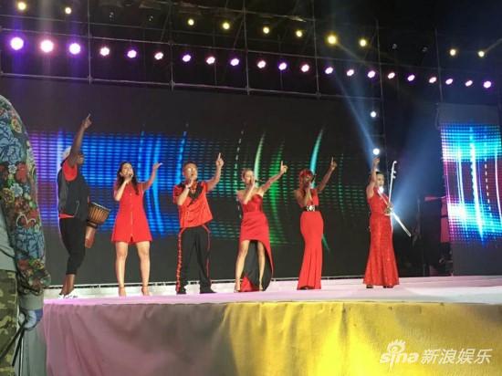 五洲唱响乐团为美女加油