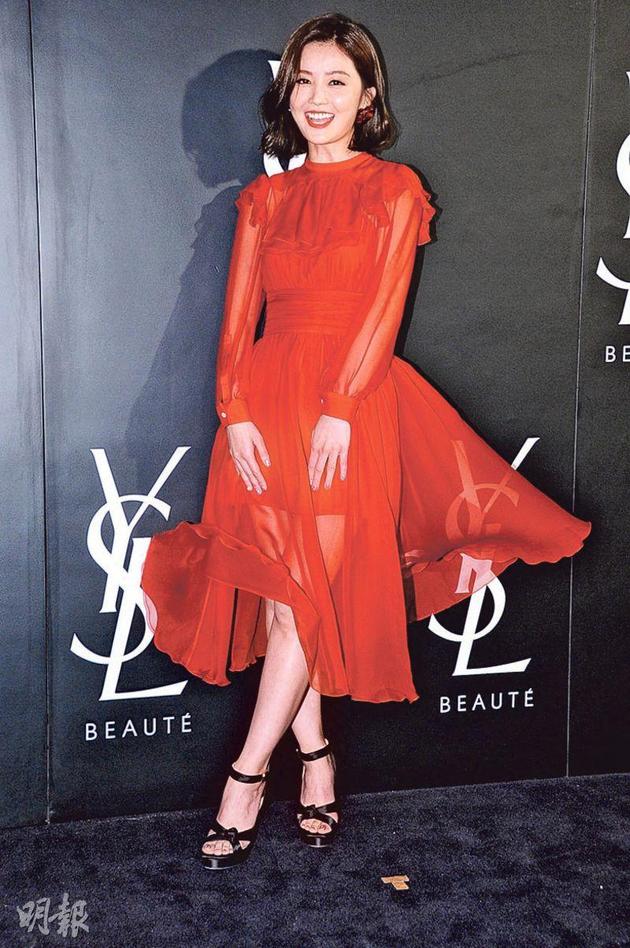 蔡卓妍昨晚（9月26日）穿红色透视裙现身，拍照时出现怪风，令裙摆经常飘起