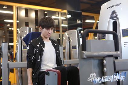 吴昊泽饰演邵康中二热血