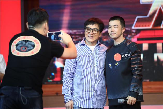 《国片大首映》成龙与粉丝合影
