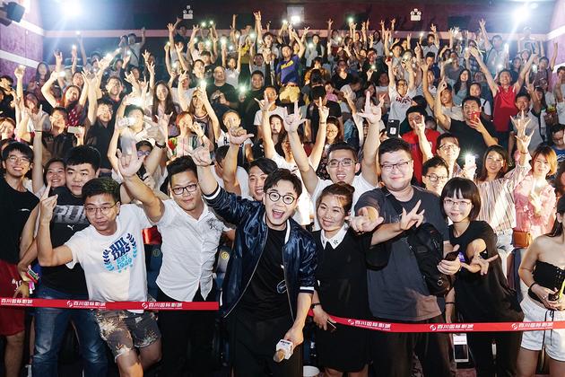 大鹏和观众合影
