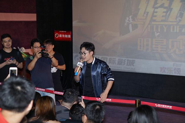 大鹏和观众们见面