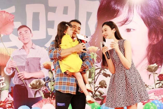 龚韵熹与小泡芙有爱互动