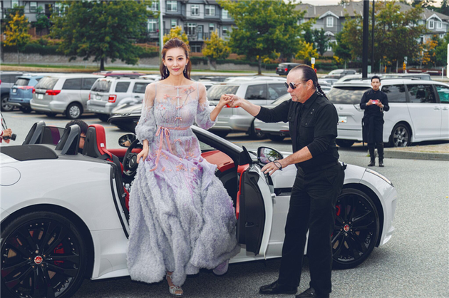 周知身着紫色拼接长裙气质飘然若仙