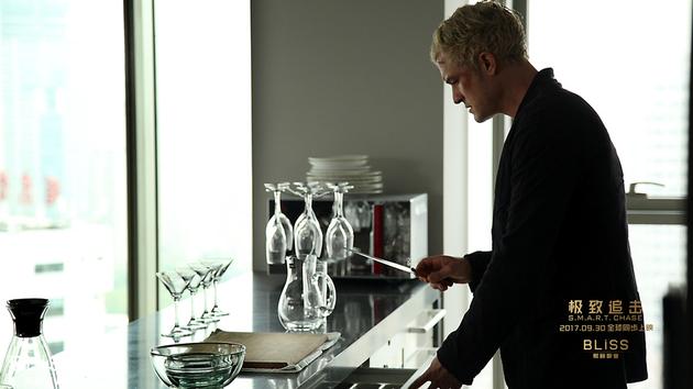 6奥兰多拍戏中险被对手持刀划伤脸颊