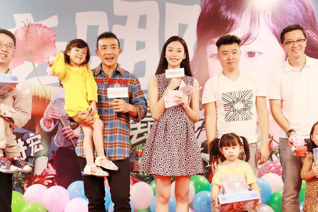 龚韵熹与小泡芙有爱互动