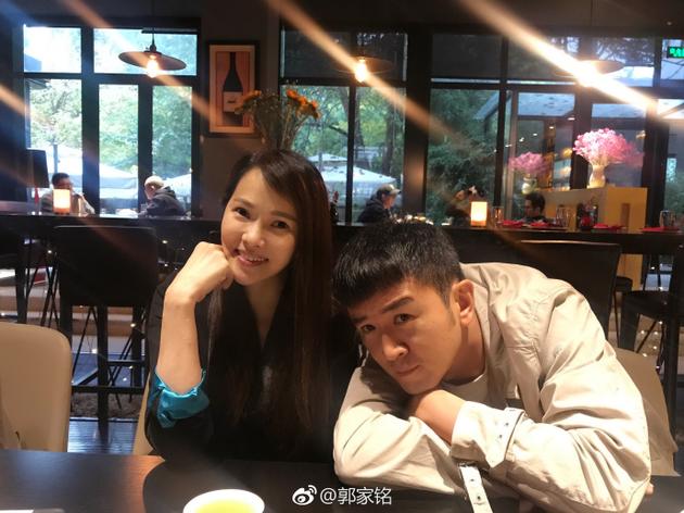 伊能静与男友人聚餐又美又瘦被赞身上洋溢着幸福