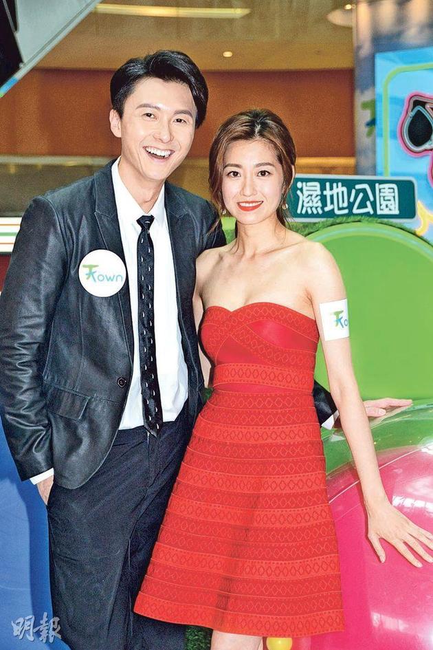 穿着红色低胸裙的陈自瑶与老公王浩信搂腰、搭肩、跷手，以行动粉碎婚变传闻
