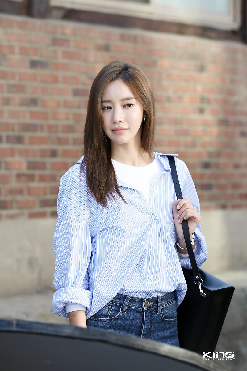 海报剧照剧情:《名不虚传》由金南佶与金雅中携手出演,将讲述一名生活