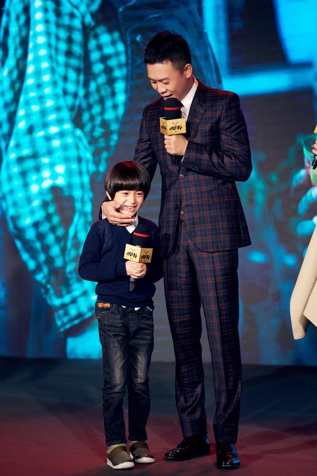 张译与片中儿子齐亮相