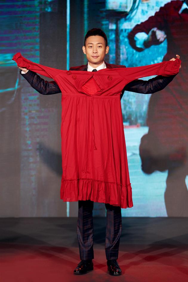 张译现场大秀片中红裙