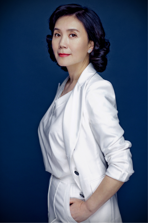 严晓频一改温柔暖心形象演绎优雅气质妈妈