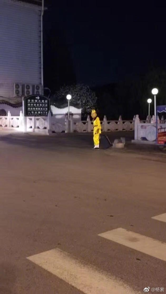 杨紫晒照称在横店拍戏已近两年