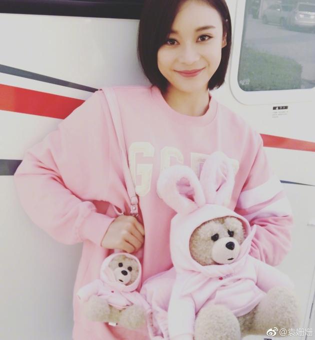 袁姗姗与怀中小熊穿同款粉色卫衣