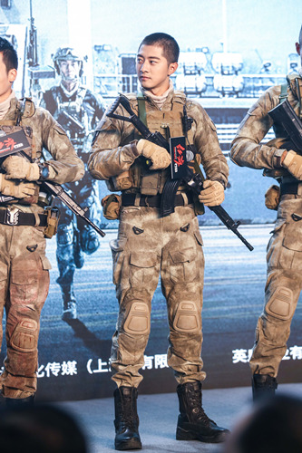 郭家豪还原军人风范