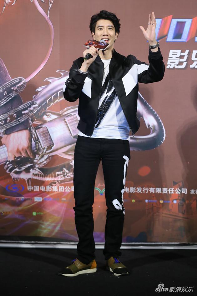 王力宏亮相打招呼