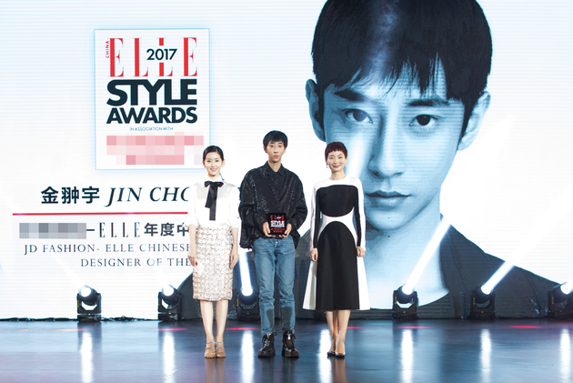 章泽天与晓雪为设计师颁奖