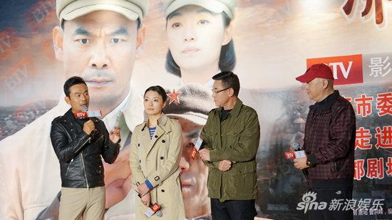 宋佳伦携剧组进社区