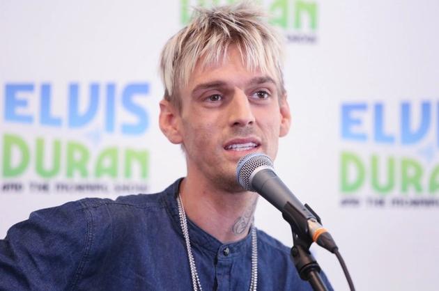 曾经以美少年形象俘获无数粉丝的流行歌手亚伦·卡特(aaron carter)