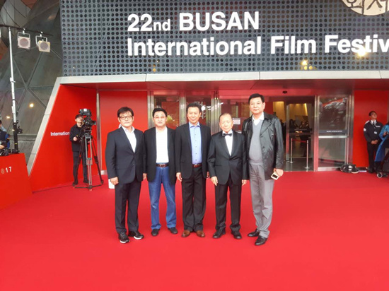 塞班国际电影节组委会和金东虎合影