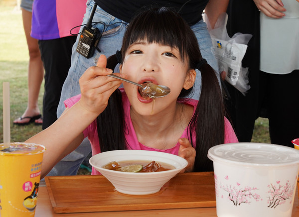 日本正妹大胃王吃到满嘴吓坏直接认输|大胃王|萌梓|认输_新浪娱乐